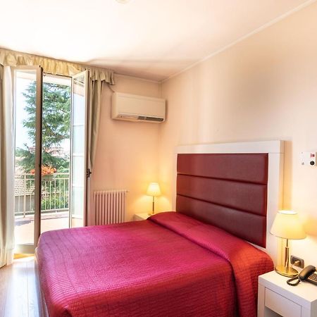 Hotel Dei Tigli Angera Eksteriør bilde
